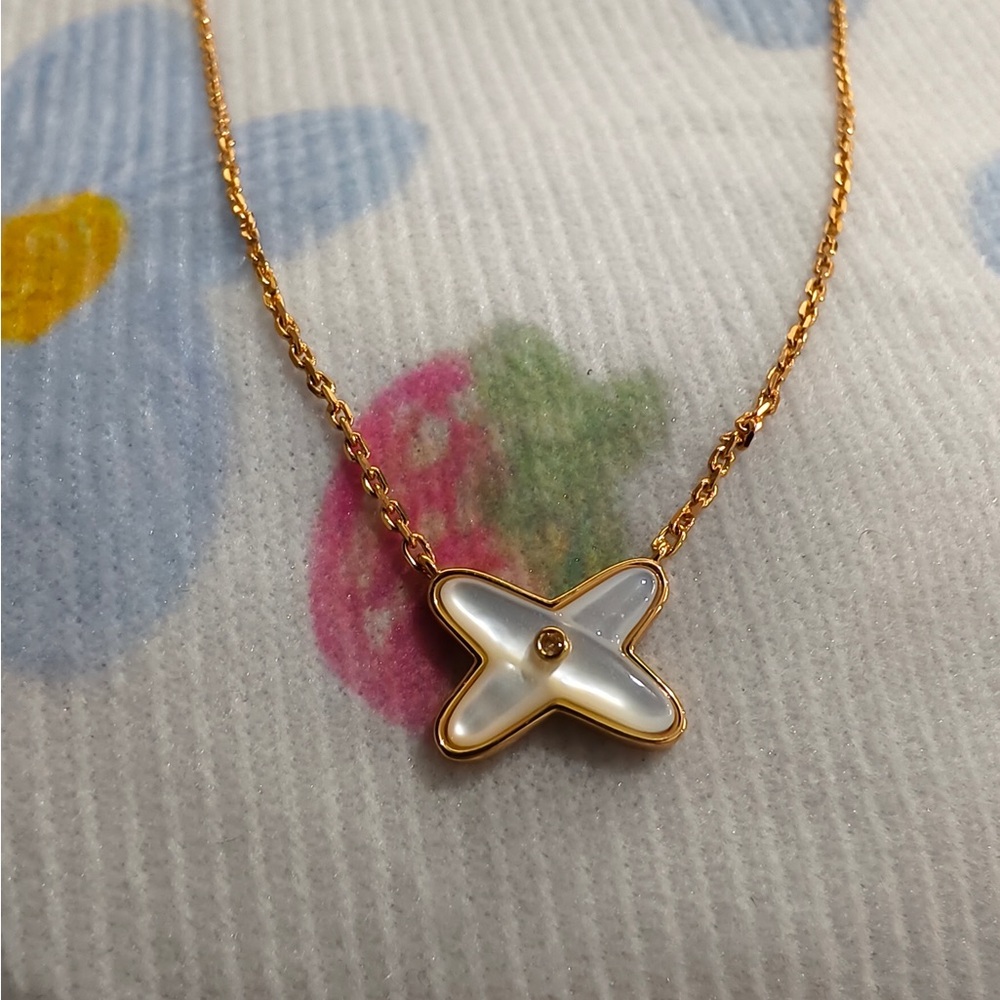 Chaumet Mother-of-Pearl Clover Necklace in Gold - Picture 2 of 11